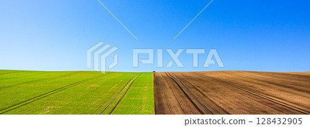 北海道春天的藍天與田野形成鮮明對比 北海道春天的藍天與田野形成鮮明對比 128432905