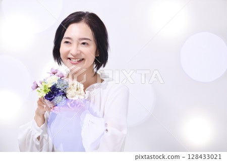 拿著花束的美女中年婦女 128433021