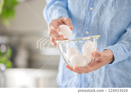 準備雞蛋菜餚的年輕人的手 128433026