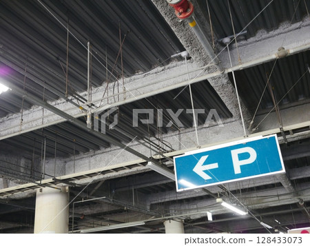 從下面看到的高架橋嚴肅的世界混凝土混亂的緊急出口複製空間 128433073