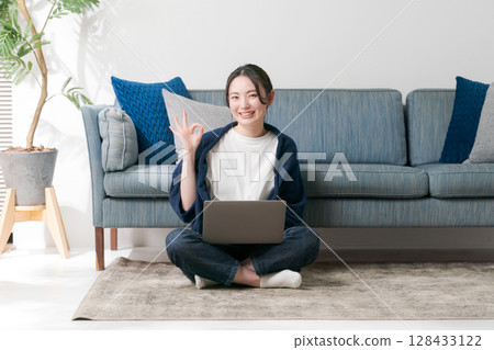 年輕女子在客廳放鬆 128433122