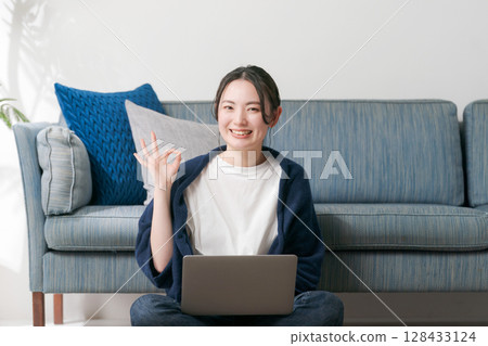 Young woman relaxing in the living room 128433124