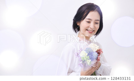 Beauty Middle-aged woman holding a bouquet Beauty Middle-aged woman holding a bouquet 128433131