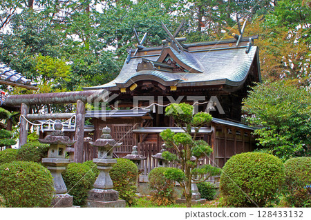 The worship hall of Haruta Shrine surrounded by greenery The worship hall of Haruta Shrine surrounded by greenery 128433132