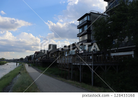 京都市 京都鴨川 清水五條 京阪電車 阪急電車 鴨伊達清水五條站 京都河原町站 128433168