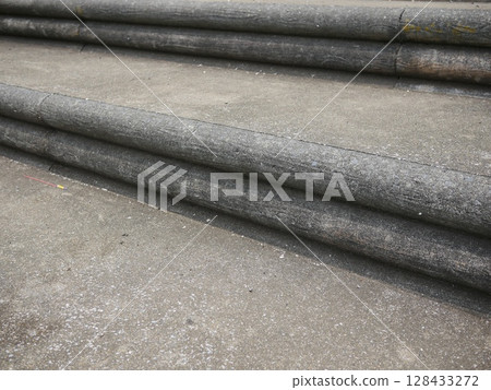 樓梯的故事我們在樓梯上談論的回憶將永遠留在我們心中。 樓梯的故事我們在樓梯上談論的回憶將永遠留在我們心中。 128433272