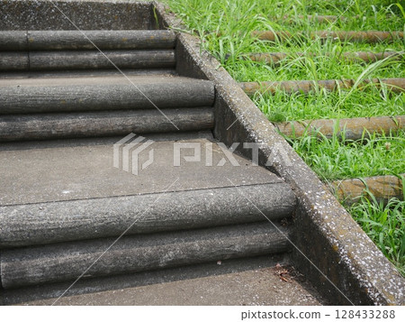 樓梯的故事我們在樓梯上談論的回憶將永遠留在我們心中。 樓梯的故事我們在樓梯上談論的回憶將永遠留在我們心中。 128433288