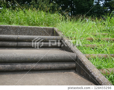 The story of the stairs The memories we talked about on the stairs will remain in our hearts forever. 128433298