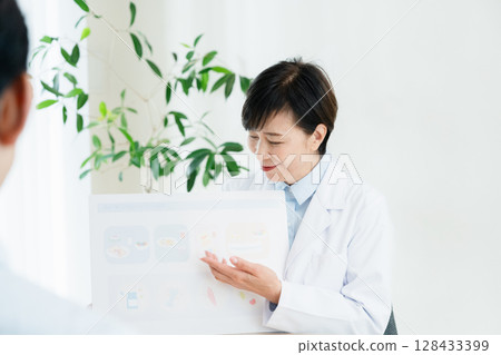 Registered dietitian who gives dietary guidance Registered dietitian who gives dietary guidance 128433399