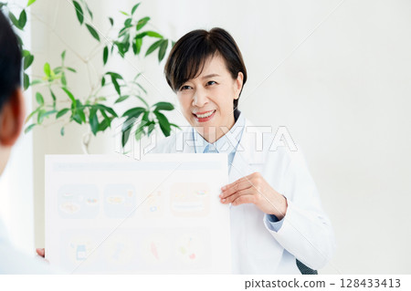提供飲食指導的註冊營養師 128433413