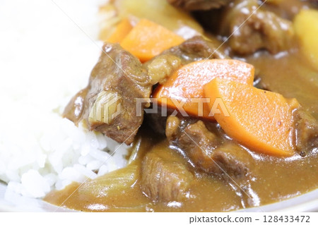 咖哩飯、咖哩、混合、燒烤、家庭旅行、戶外、學校午餐、胡蘿蔔、牛肉、米飯、白米飯、洋蔥 咖哩飯、咖哩、混合、燒烤、家庭旅行、戶外、學校午餐、胡蘿蔔、牛肉、米飯、白米飯、洋蔥 128433472
