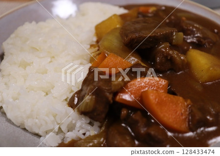 咖哩飯、咖哩、混合、燒烤、家庭旅行、戶外、學校午餐、胡蘿蔔、牛肉、米飯、白米飯、洋蔥 咖哩飯、咖哩、混合、燒烤、家庭旅行、戶外、學校午餐、胡蘿蔔、牛肉、米飯、白米飯、洋蔥 128433474
