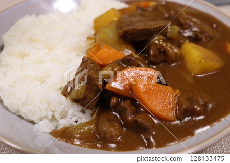 咖哩飯、咖哩、混合、燒烤、家庭旅行、戶外、學校午餐、胡蘿蔔、牛肉、米飯、白米飯、洋蔥 咖哩飯、咖哩、混合、燒烤、家庭旅行、戶外、學校午餐、胡蘿蔔、牛肉、米飯、白米飯、洋蔥 128433475