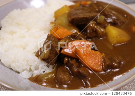 咖哩飯、咖哩、混合、燒烤、家庭旅行、戶外、學校午餐、胡蘿蔔、牛肉、米飯、白米飯、洋蔥 咖哩飯、咖哩、混合、燒烤、家庭旅行、戶外、學校午餐、胡蘿蔔、牛肉、米飯、白米飯、洋蔥 128433476