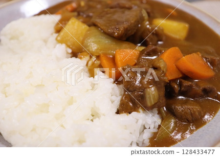 咖哩飯、咖哩、混合、燒烤、家庭旅行、戶外、學校午餐、胡蘿蔔、牛肉、米飯、白米飯、洋蔥 咖哩飯、咖哩、混合、燒烤、家庭旅行、戶外、學校午餐、胡蘿蔔、牛肉、米飯、白米飯、洋蔥 128433477