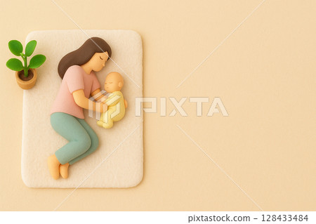 休育嬰假的媽媽和寶寶享受寧靜的午睡時光 | 迷你人物模型 128433484