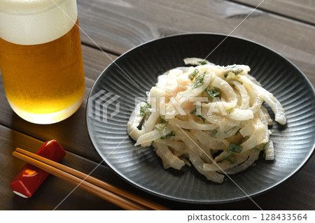 新鮮洋蔥拌鱈魚子、蛋黃醬和紫蘇葉 新鮮洋蔥拌鱈魚子、蛋黃醬和紫蘇葉 128433564