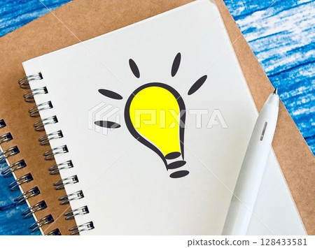 有燈泡圖片的筆記本 128433581