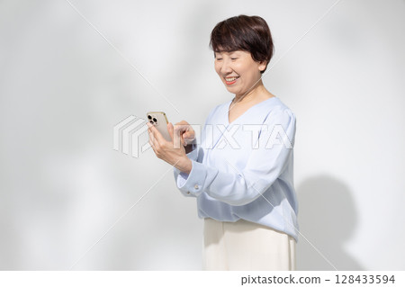 女智能手機智能手 女智能手機智能手 128433594