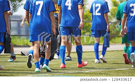 青少年足球賽（球員前往比賽現場） 128433617