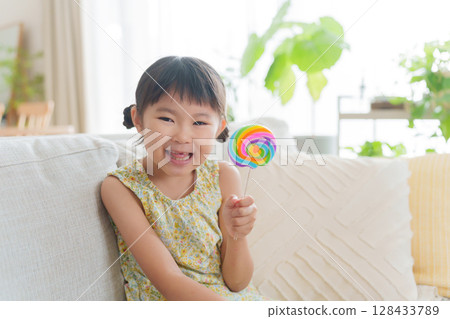 孩子吃糖果 孩子吃糖果 128433789