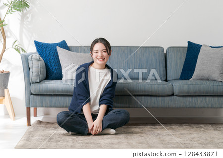 在家放鬆的婦女 128433871