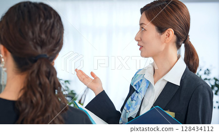 微笑的女店員/接待人員為顧客服務 128434112