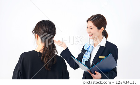 微笑的女店員/接待人員為顧客服務 128434113