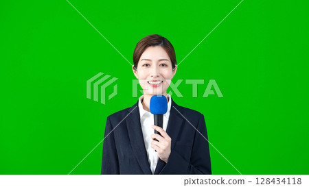 女播音員用麥克風講話 128434118