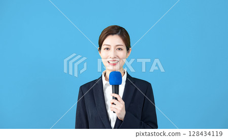 女播音員用麥克風講話 128434119