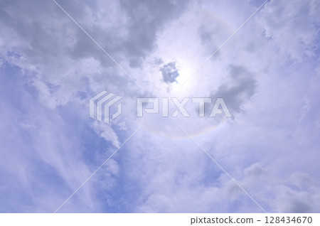 藍天上佈滿白雲，還有一道淡淡的彩虹 128434670