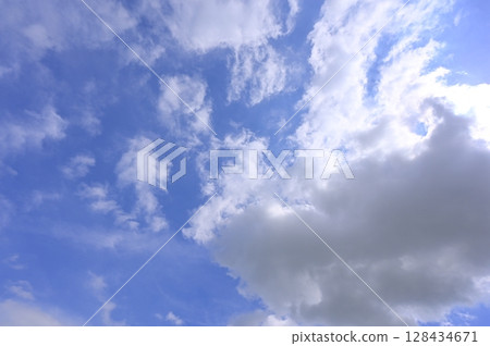 陽光穿過厚厚的雲層照射在藍天上 128434671