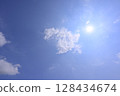 太陽周圍明亮的藍天 128434674