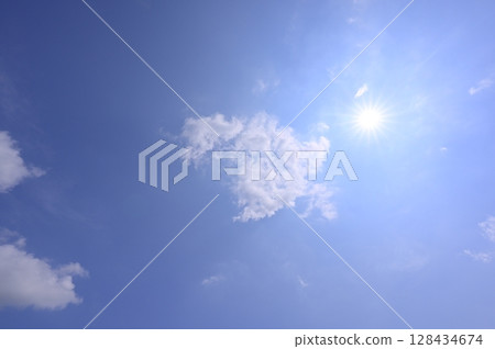 太陽周圍明亮的藍天 128434674