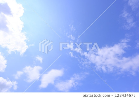 陽光透過的天空 128434675