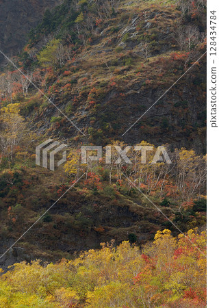 秋季的八里澤 從槍山登山道東鐮山脊地區看到的八里澤冰斗紅葉最佳觀賞時間 128434784
