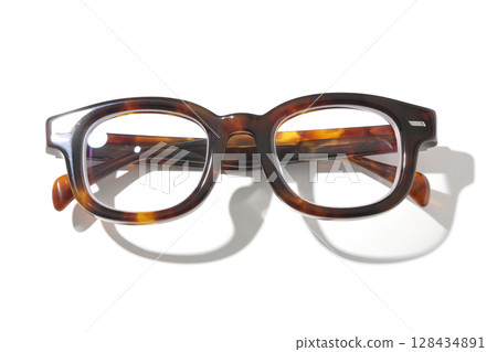 在白色背景上拍攝的眼鏡 在白色背景上拍攝的眼鏡 128434891