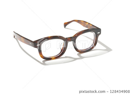 在白色背景上拍攝的眼鏡 在白色背景上拍攝的眼鏡 128434908