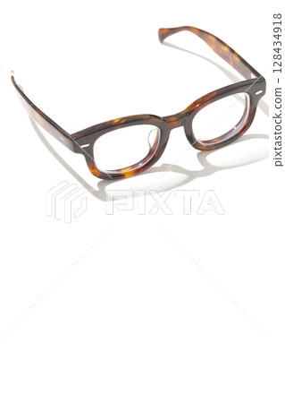 在白色背景上拍攝的眼鏡 128434918