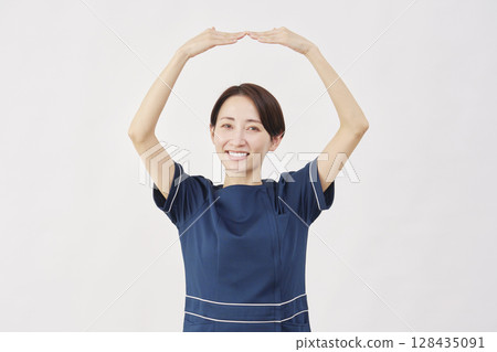 女美容護士在白色背景上用手臂做出圓圈手勢 128435091