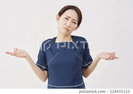 女美容護士，舉手的手勢，白色背景，看著相機 128435110