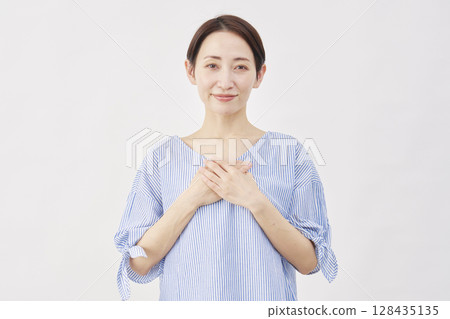 中年女性，如釋重負，白色背景 128435135