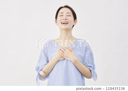 中年女性，如釋重負，白色背景 128435136