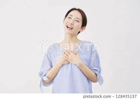 中年女性，如釋重負，白色背景 128435137