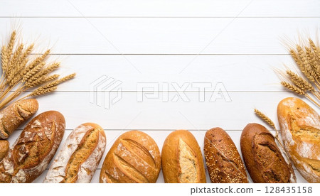 白色木桌上的麵包和小麥耳 | 上面的天然麵包店背景 白色木桌上的麵包和小麥耳 | 上面的天然麵包店背景 128435158