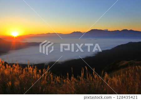 Aso sea of clouds and sunrise (Aso City) 128435421