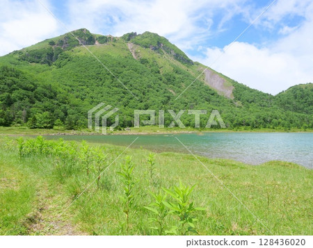 從五色湖水面眺望日光白根山 128436020