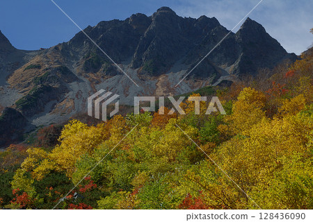 秋天的唐澤 唐澤健行步道 從唐澤冰鬥地區欣賞秋天的唐澤冰鬥 秋天的唐澤 唐澤健行步道 從唐澤冰鬥地區欣賞秋天的唐澤冰鬥 128436090