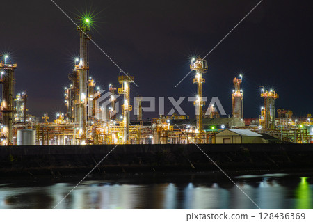 Scenery of the Yokkaichi Petrochemical Complex in Yokkaichi City, Mie Prefecture 128436369