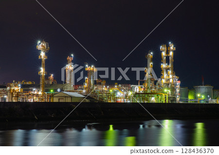 Scenery of the Yokkaichi Petrochemical Complex in Yokkaichi City, Mie Prefecture Scenery of the Yokkaichi Petrochemical Complex in Yokkaichi City, Mie Prefecture 128436370